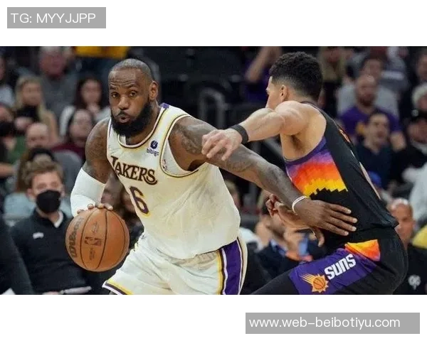 亚当斯边叫疼边偷瞄镜头ESPN配詹姆斯搞笑表情引发热议