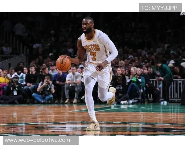 杰伦布朗半场表现出色16投7中贡献16分5篮板3助攻正负值高达22 杰伦布朗半场表现出色16投7中贡献16分5篮板3助攻正负值高达22