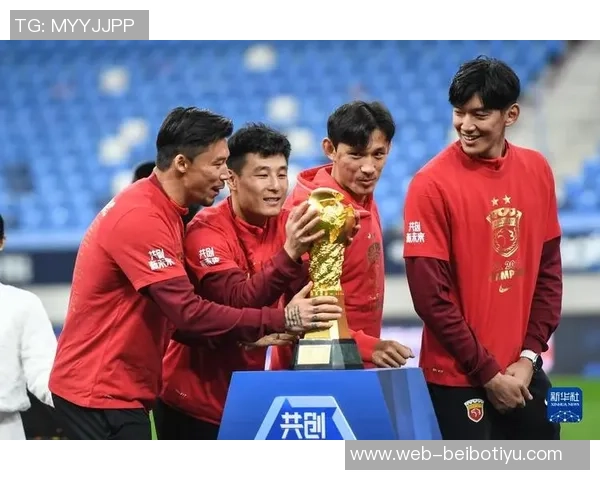 海港庆祝20周年纪念徽标增添冠军奖杯象征辉煌成就