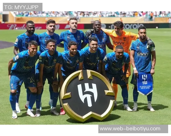 弗洛伦蒂诺与贡萨洛合影庆祝帽子戏法展现球队团结精神