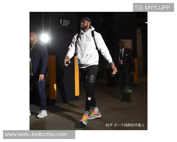 詹姆斯今日穿搭展示肯塔基大学LeBron23PE再掀篮球潮流热潮